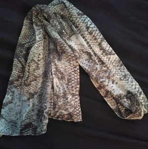 Larioseta como fashion scarf - snake print